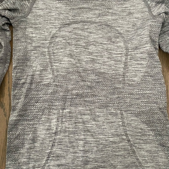 Lulu lemon swiftly tech long sleeve shirt. Size 2 - Picture 4 of 4